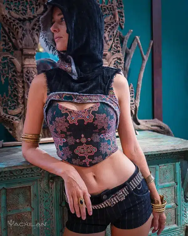 Crop Hood Sweater / Ultra Polar Black Koala - ATLANTHEON - Image 3