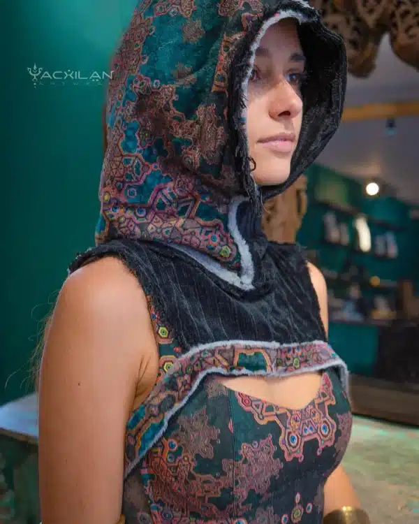 Crop Hood Sweater / Ultra Polar Black Koala - ATLANTHEON - Image 2